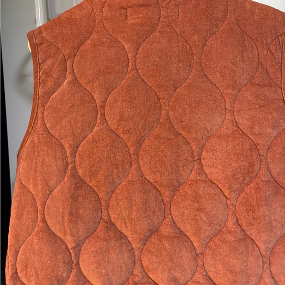 BKE Women's Rust Quilted Sleeveless Vest - Picture 6 of 10